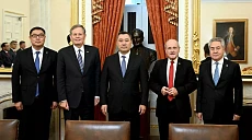Садыр Жапаров провел встречу с главой комитета Сената США по международным отношениям