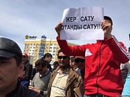 Кыргызстан Казакстандагы жерге байланыштуу митингдер тууралуу: «Чатакты жөнгө салуунун жалгыз жолу эл менен түздөн-түз байланышта болуу»
