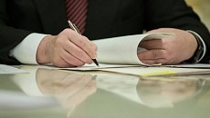 Кыргызстандын президенти «Коррупциялык укук бузуулар тууралуу билдирген адамдарды коргоо жөнүндө» мыйзамга кол койду