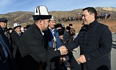 Президент Садыр Жапаров Сузак районунун тургундары менен жолугушту