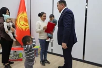 Глава ГКНБ вручил квартиру матери-одиночке и закрыл ее кредиты