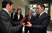 Президент Садыр Жапаров Тарых музейине чыгаан мамлекеттик ишмер Жусуп Абдрахмановдун күндөлүгүнүн түп нускасын өткөрүп берди